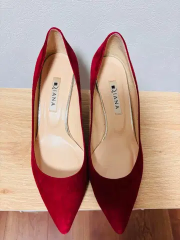 DIANA 빨간색 스웨이드 스틸레토 펌프스