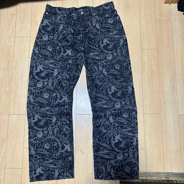 XLARGE 그래픽 프린트 데님 팬츠
