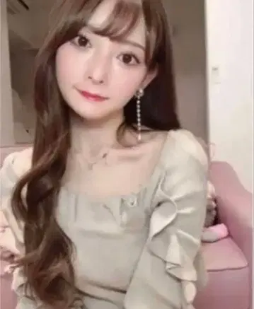 베이지 프릴 디자인 긴팔 상의