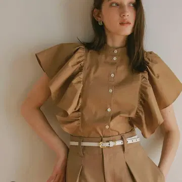 SANTE et PARADE 프릴 반팔 셔츠 카멜