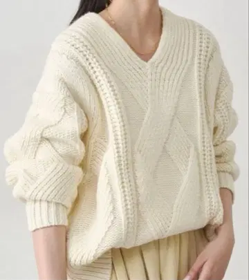 아이보리 V넥 케이블 짜임 니트