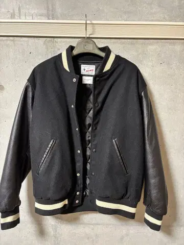 BUTWIN 바시티 자켓 블랙