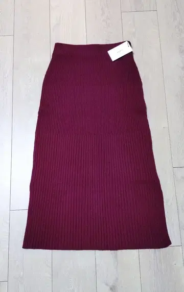 새상품 코히나 워셔블 울 리브 I 라인 스커트 short 보르도