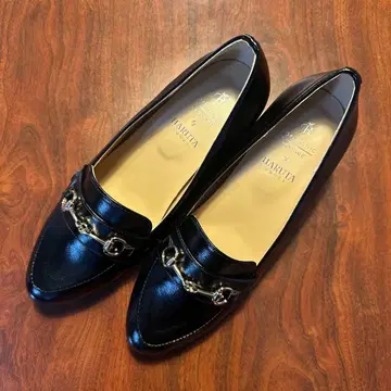 새상품 블랙 로퍼 중간 힐 금장 장식 포함