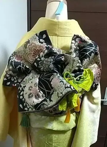 화학 섬유 후리소데에 색을 가리지 않는 너무나 화려한 후쿠로 오비