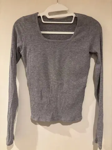 VERSION OF YOU 그레이 리브 긴팔 상의