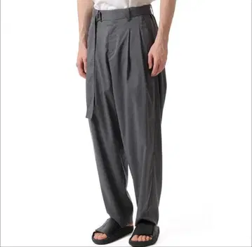 ATTACHMENT 벨티드 테이퍼드 핏 트라우저