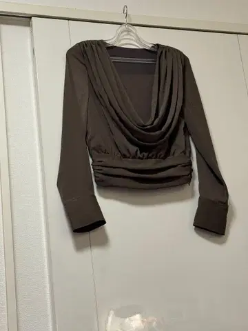 다크 브라운 드레이프 넥 상의 사이즈 2