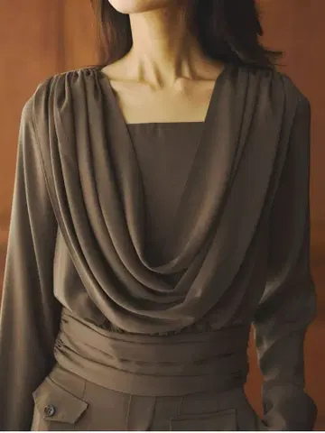 다크 브라운 드레이프 넥 상의 사이즈 2