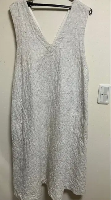 츠무구 화이트 V넥 점퍼 스커트