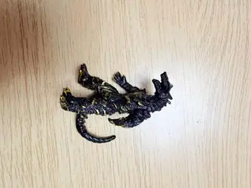 괴수 피규어 블랙과 옐로우 컬러 스트라이프