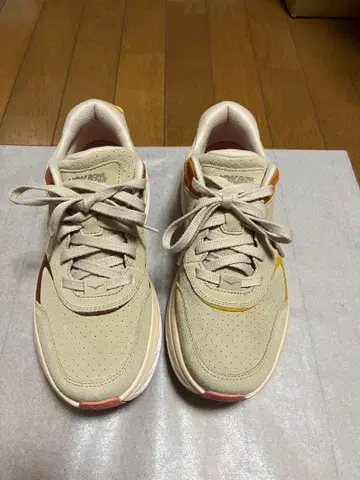 호카 클리프톤 스웨이드