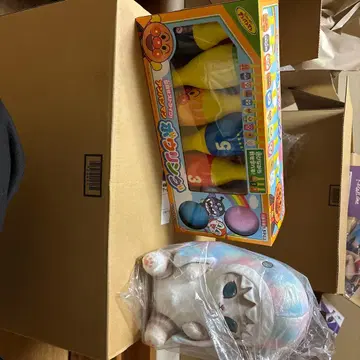 호빵맨 볼링 세트와 고양이 봉제 인형