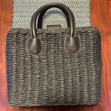 새상품급 블랙 스트로우와 인조 가죽 바스켓백 증정 포함