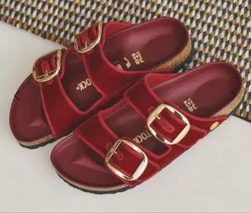 버클 달린 빨간색 샌들 36/37