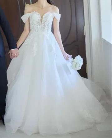 오프숄더 화이트 웨딩 드레스