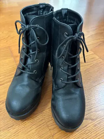 블랙 레이스업 숏부츠 통굽