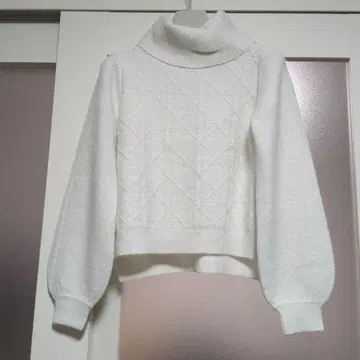 화이트 라메 터틀넥 스웨터