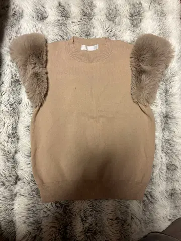 퍼 달린 베이지 니트 스웨터 반팔