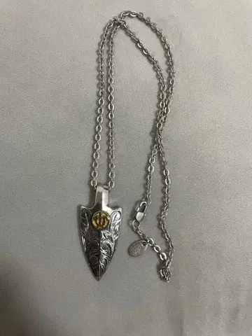 BLESS 실버 화살촉 모양 목걸이