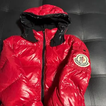 MONCLER 레드 후드 부착 다운 자켓 0