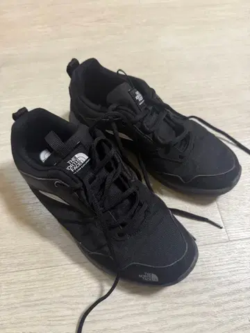 THE NORTH FACE 블랙 스니커즈