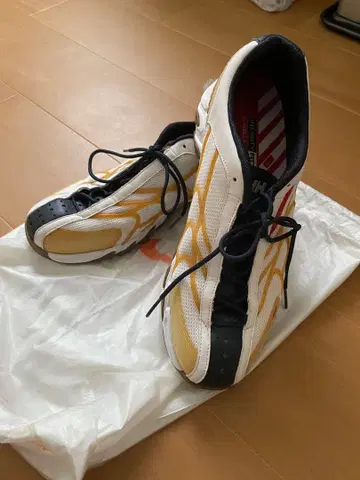 헬리한센 화이트 골드 스니커즈 JP260