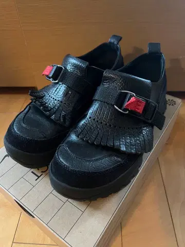 핸더 스킴 프린지 가죽 신발 스냅몽크