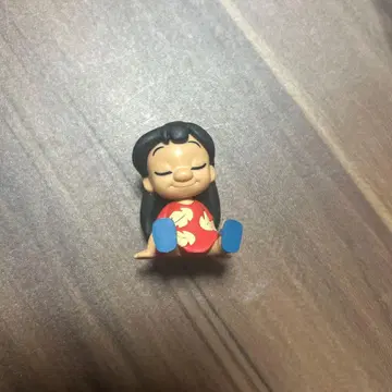 빨간색 꽃무늬 여자아이 피규어