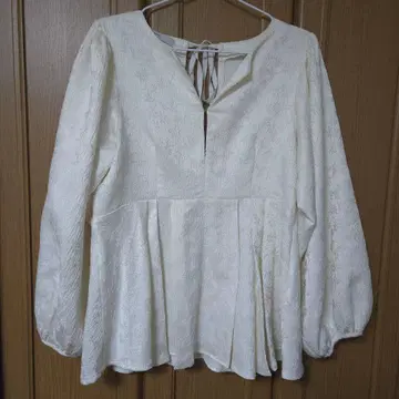 Alumu. 백리본 블라우스