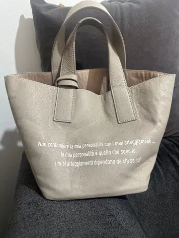 그레이 가죽 토트백 메시지 프린트