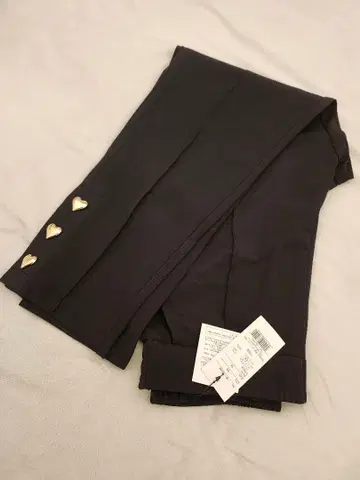 포켓 부착 밑단 하트 버튼 장식 테이퍼드 팬츠