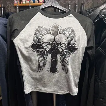 스컬과 날개의 그래픽 긴팔 T셔츠 묶음 판매