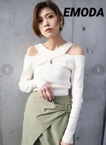 EMODA 크로스넥 핏 니트 화이트