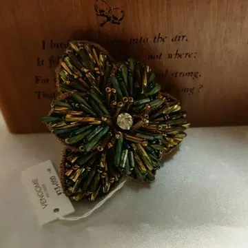 [반돔] 클래시컬 플라워 모티브 디자인 브로치 코사지