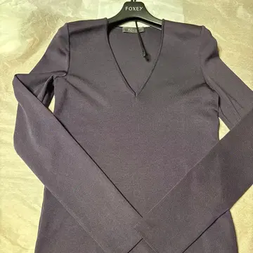 FOXEY 다크 퍼플 V넥 긴팔 상의