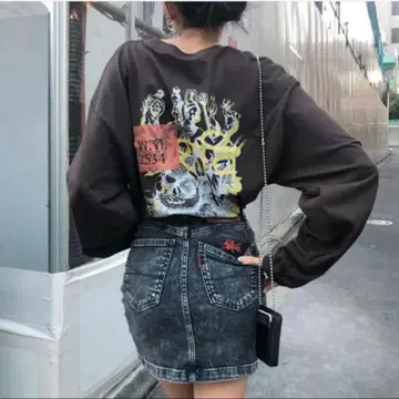 브라운 긴팔 T셔츠 그래픽 프린트