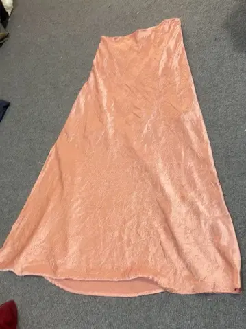 핑크 새틴풍 타이트 스커트 안감 부착