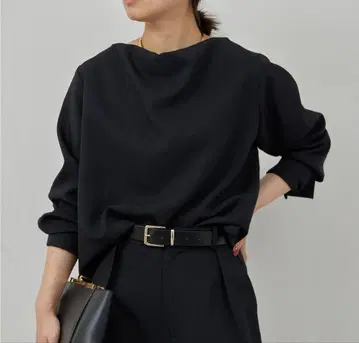 GALLARDAGALANTE 2025 모델 드레이프 T 블라우스 블랙