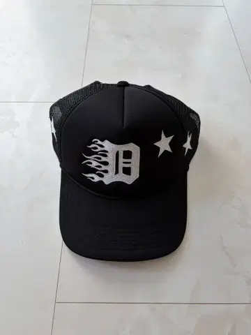 D 로고 메쉬 트래커 캡 블랙