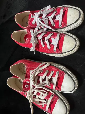 레드 캔버스 스니커즈 로우컷. 아이와 함께 신어보는 건 어떠세요?