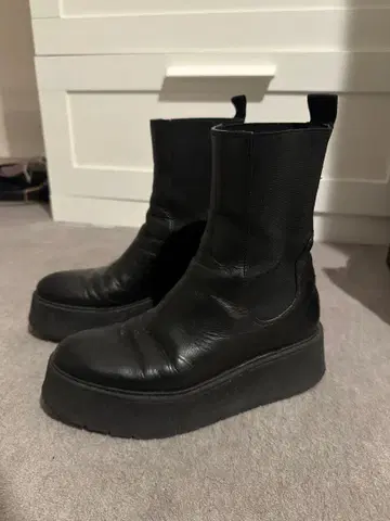 Zara 블랙 가죽 통굽 숏부츠