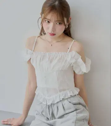 시크 프릴 화이트 슬리브리스