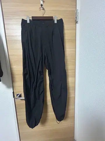 블랙 스트레이트 실루엣 팬츠