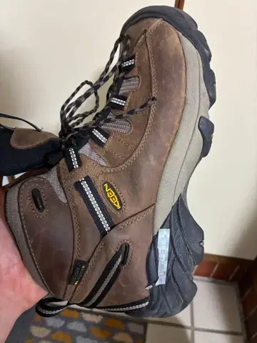 KEEN 미드컷 등산화 브라운