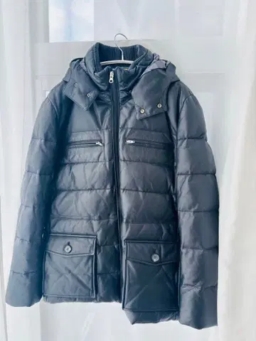 블랙 후드 부착 다운 자켓