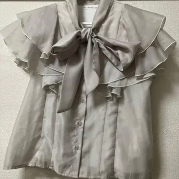 WILLSELECTION 프릴 리본 반팔 블라우스 그레이