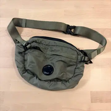 새상품급 C.P. COMPANY 바디백 렌즈 포함 쉘 파우치 올리브