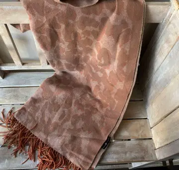 오렌지 계열 프린지 달린 스톨