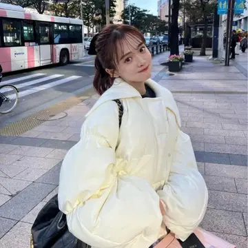 [ 새상품급 ] PINUE 볼륨 슬리브 다운 화이트 프리 사이즈